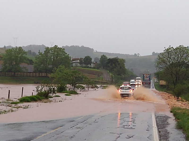 Muitos trechos est&atilde;o comprometidos pela &aacute;gua e lama sobre a via. &mdash; Foto: Willian Ricardo/ND