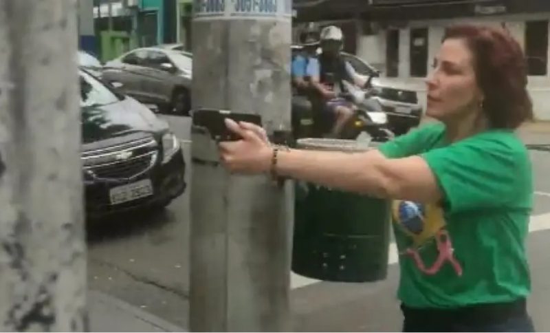 V&Iacute;DEO: Deputada federal Carla Zambirelli &eacute; flagrada com arma em punho perseguindo homem em SP – Foto: Reprodu&ccedil;&atilde;o/Internet