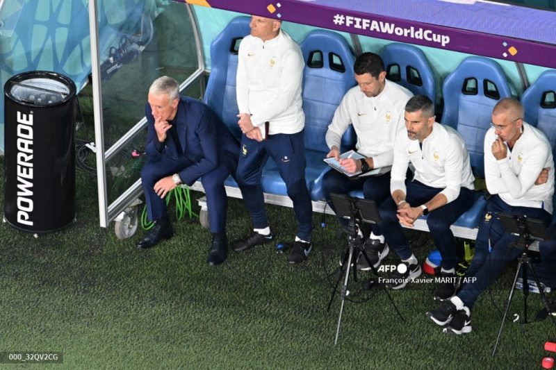 France’s coach #00 Didier Deschamps (L) looks on from the bench during the Qatar 2022 World Cup Group D football match between France and Australia at the Al-Janoub Stadium in Al-Wakrah, south of Doha on November 22, 2022. (Photo by Fran&ccedil;ois-Xavier MARIT / AFP) – Foto: AFP/ND