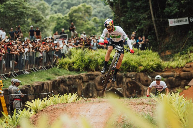 O Gravel mistura asfalto, trilhas, estradas de terra, subidas “monstros” e muita adrenalina. Henrique Avancini &eacute; um dos destaques do Brasil na modalidade – Foto: Bartek Wolinski/ Red Bull Content Pool