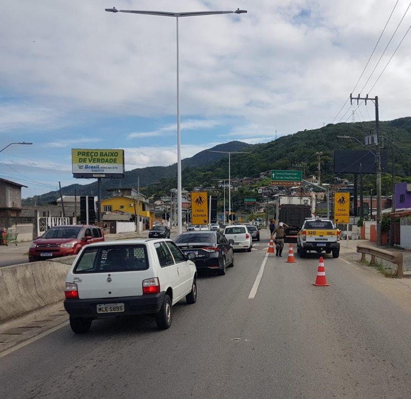 Na Rodovia Jo&atilde;o Nilson Zunino, nas imedia&ccedil;&otilde;es do acesso ao novo aeroporto, um caminh&atilde;o com problemas mec&acirc;nicos sobre a via. – Foto: Ricardo Pastrana/GMF/Divulga&ccedil;&atilde;o/ND