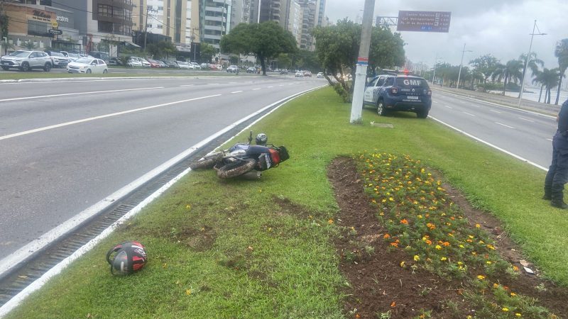 Mulher bate moto em carro e morre em avenida de Cuiabá