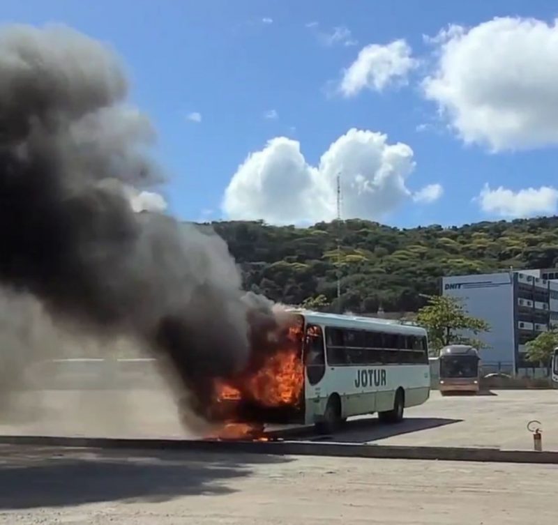 Um &ocirc;nibus em chamas mobilizou equipes do Corpo de Bombeiros na manh&atilde; desta ter&ccedil;a-feira (8) no Centro de Florian&oacute;polis. – Foto: GMF/Divulga&ccedil;&atilde;o/ND
