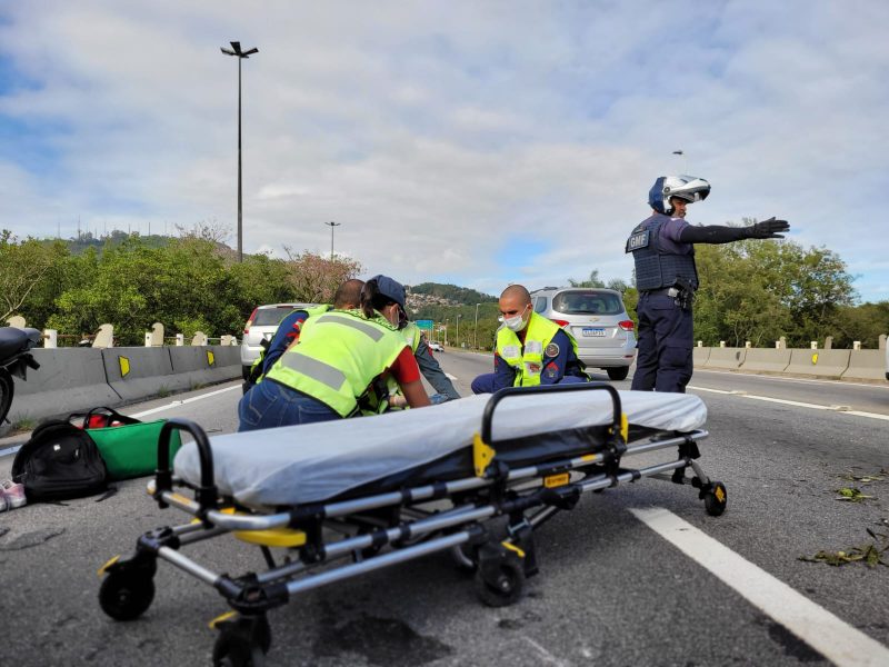 A v&iacute;tima ap&oacute;s os primeiros atendimentos do SAMU, foi levada em estado est&aacute;vel at&eacute; o Hospital Celso Ramos. – Foto: GMF/Divulga&ccedil;&atilde;o/ND