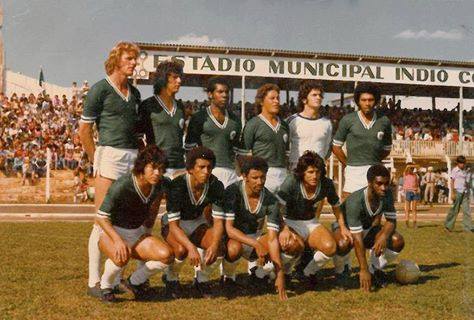 De p&eacute; da esquerda para direita: Bicudo, D&eacute;cio, Carlos Alberto, Janga, Cosme e Z&eacute; Carlos. Agachados: Wilsinho, Valdir, Jorge, S&eacute;rgio Santos e Eluzardo – Foto: Arquivo/ND