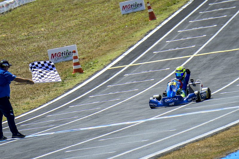 Pilotos de kart aceleram em corrida este fim de semana