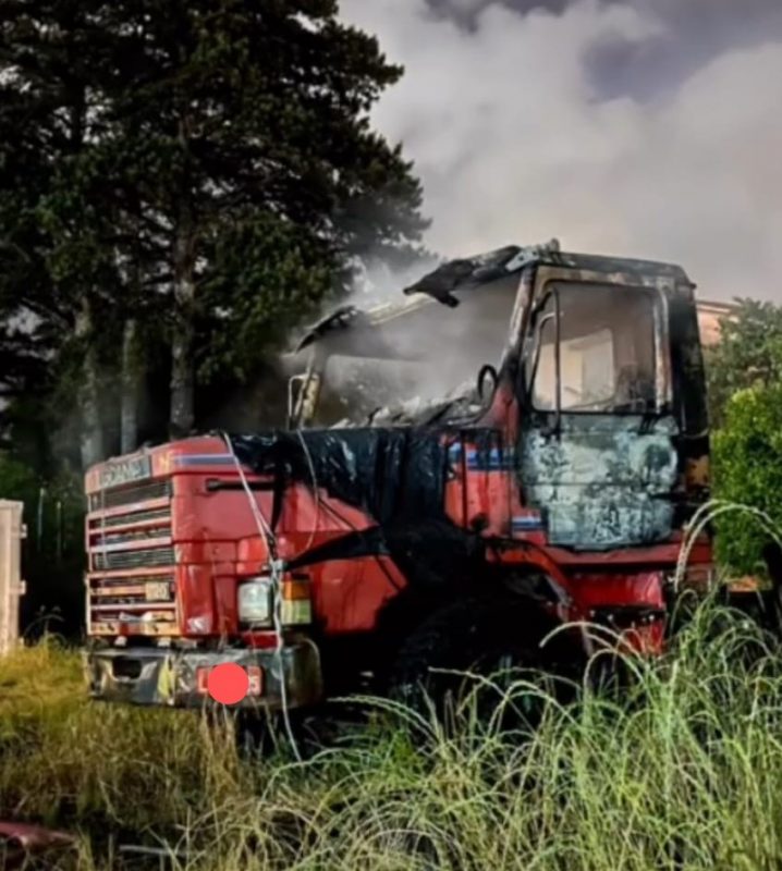 O fogo n&atilde;o atingiu outras estruturas, pois estava isolado no p&aacute;tio aberto e distante de qualquer edifica&ccedil;&atilde;o. – Foto: CBMSC/Divulga&ccedil;&atilde;o/ND