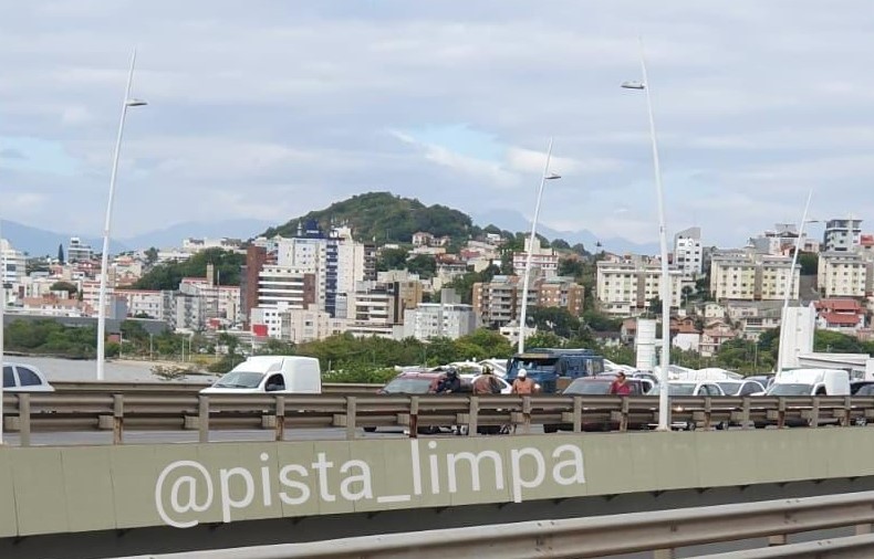 Na ponte Pedro Ivo Campos, colis&atilde;o entre carro e moto traz muita reten&ccedil;&atilde;o no local. – Foto: Redes Sociais/Divulga&ccedil;&atilde;o/ND