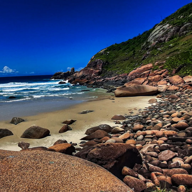 Para chegar até esta maravilhosa praia de areia branca, existe dois caminhos. &#8211; Foto: Redes Sociais/Divulgação/ND