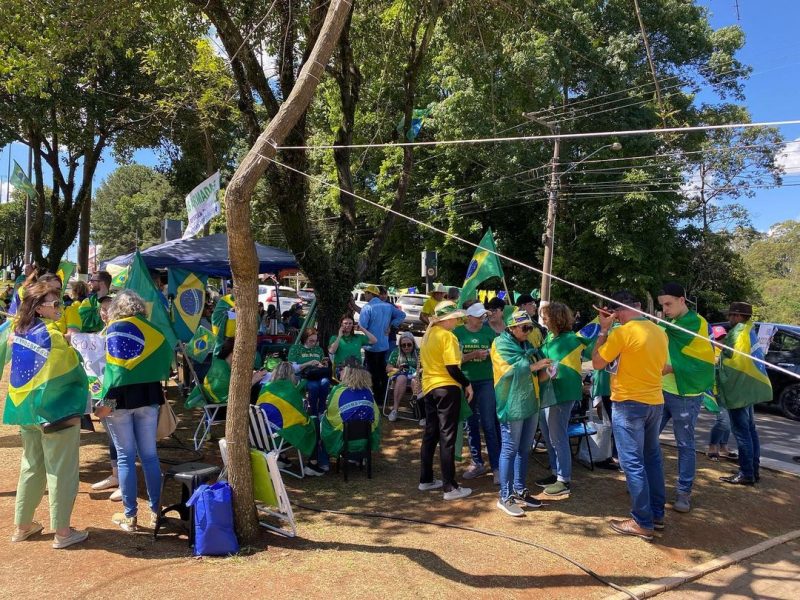 Manifestantes seguem na frente do Batalh&atilde;o da Pol&iacute;cia Militar &mdash; Foto: Endireita Brasil Chapec&oacute;/Divulga&ccedil;&atilde;o/ND