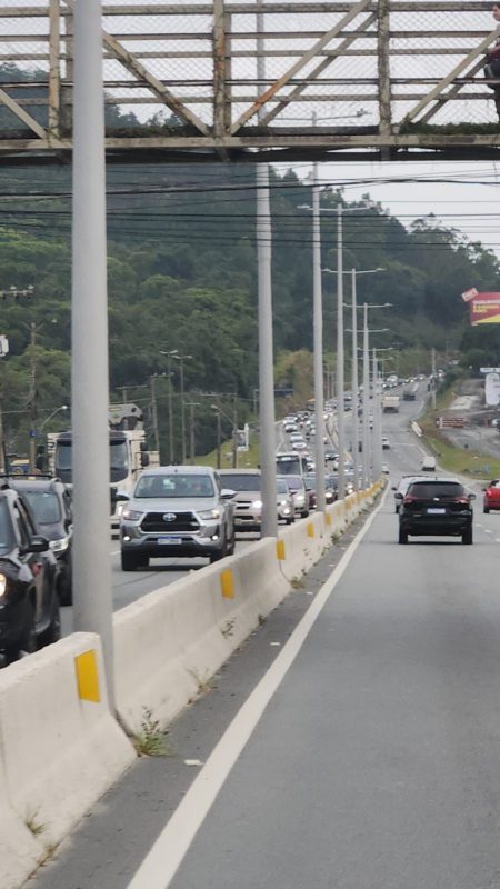 O motorista encontra um tr&acirc;nsito intenso por todo o trecho, da SC-401 no sentido Centro – Foto: GMF/Divulga&ccedil;&atilde;o/ND