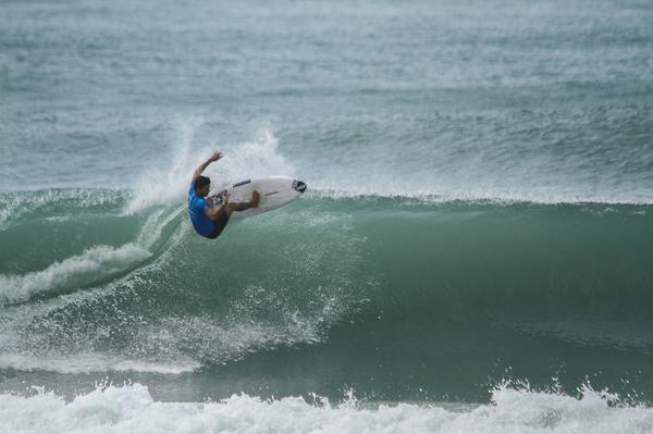 O surfista baiano Yage Ara&uacute;jo tamb&eacute;m briga pelo t&iacute;tulo de Campe&atilde;o Brasileiro – Foto: Pablo Jacinto / CBSurf