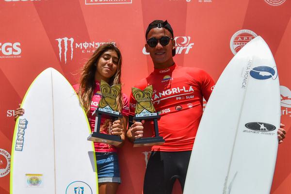 Campe&otilde;es em Xangri-l&aacute;: Julia Duarte e Matheus Gomes venceram etapa do CBSurf – Foto: davicastrophotos
