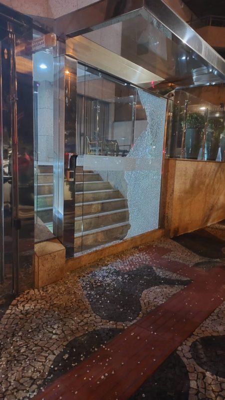 Vidros quebrados de portarias – Foto: 516E8014-BA07-4B4C-B9E4-39E8FC86AC4F