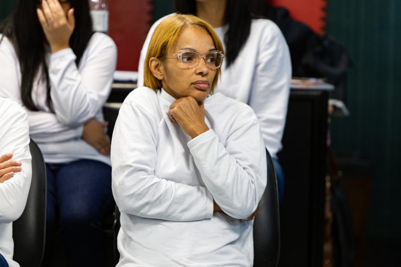 Imagem mostra Flordelis usando roupa branca e olhando para o lado esquerdo