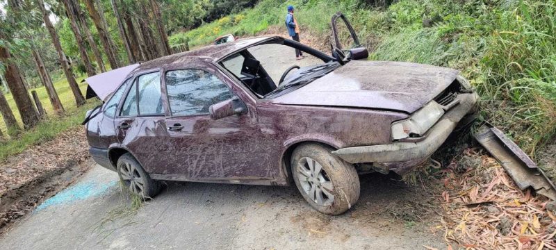 Imagem mostra local do acidente e carro destru&iacute;do – Foto: CBMSC/Divulga&ccedil;&atilde;o/ND