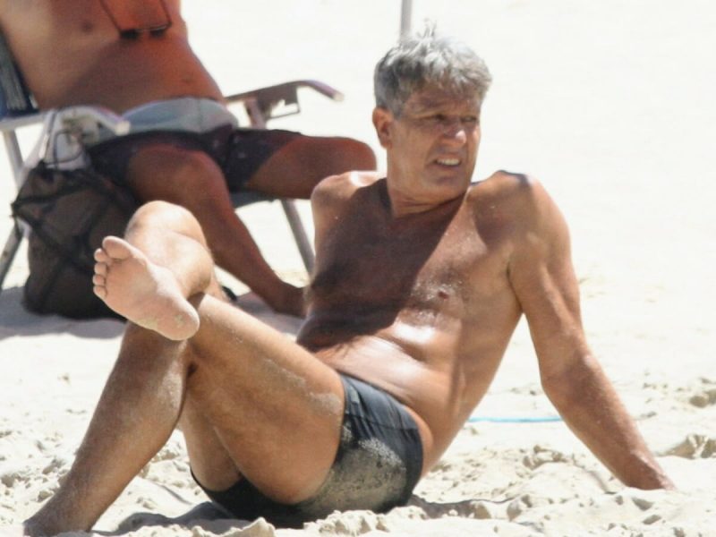 Renato Gaúcho passa o dia jogando futevôlei em Ipanema, no Rio, longe dos jornalistas