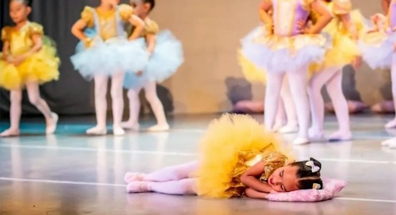 Pequena Cec&iacute;lia dormiu no meio da apresenta&ccedil;&atilde;o – Foto: REPRODU&Ccedil;&Atilde;O/RECORD TV