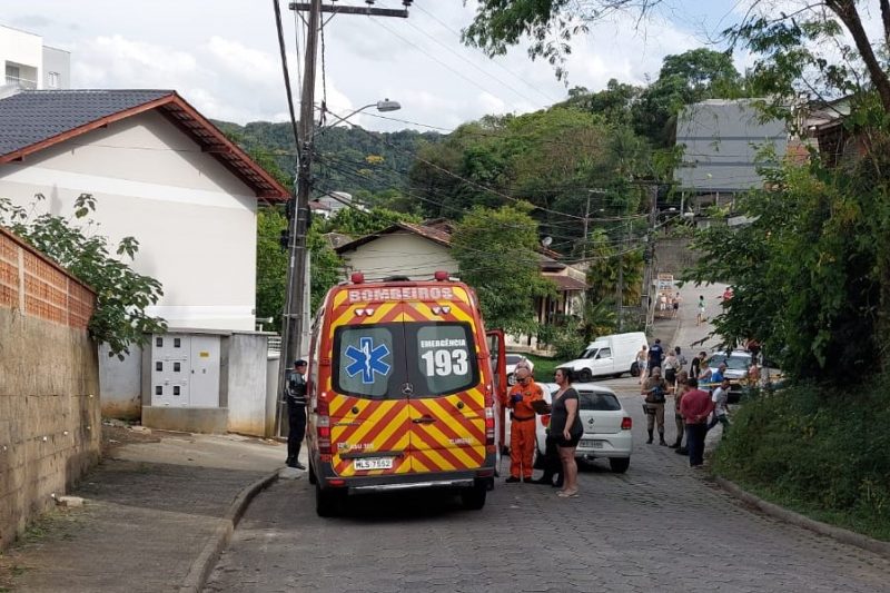 Ciclista teve traumatismo craniano ap&oacute;s ser atingido por carro – Foto: Divulga&ccedil;&atilde;o/Corpo de Bombeiros de Blumenau/ND