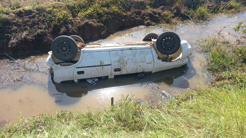 Carro cai em vala e mata duas crian&ccedil;as na SC-445 – Foto: CBMSC/Divulga&ccedil;&atilde;o/ND