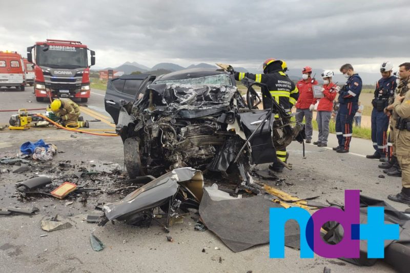 Um adulto e uma crian&ccedil;a que estavam no carro foram encontradas pelos socorristas j&aacute; sem vida – Foto: Adriano Mendes/NDTV