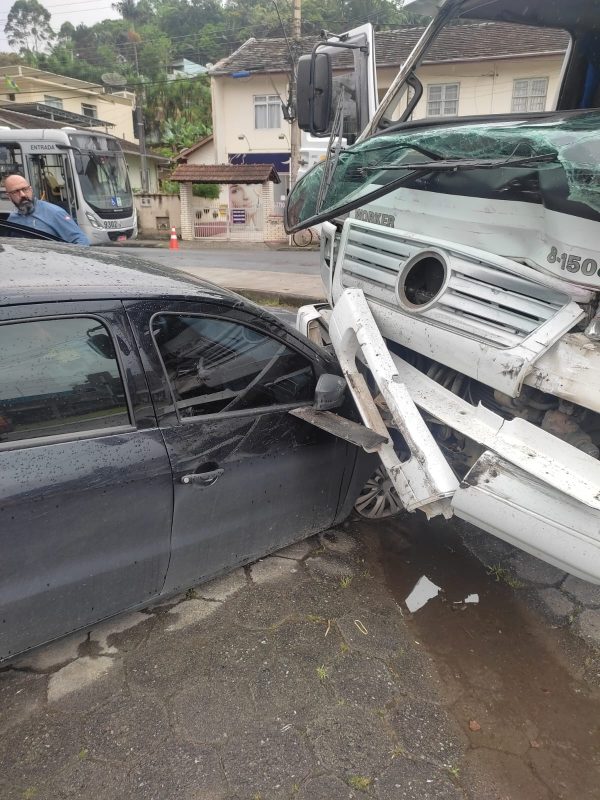 Acidente envolveu dois caminh&otilde;es e um carro que estava estacionado – Foto: Reprodu&ccedil;&atilde;o/ND