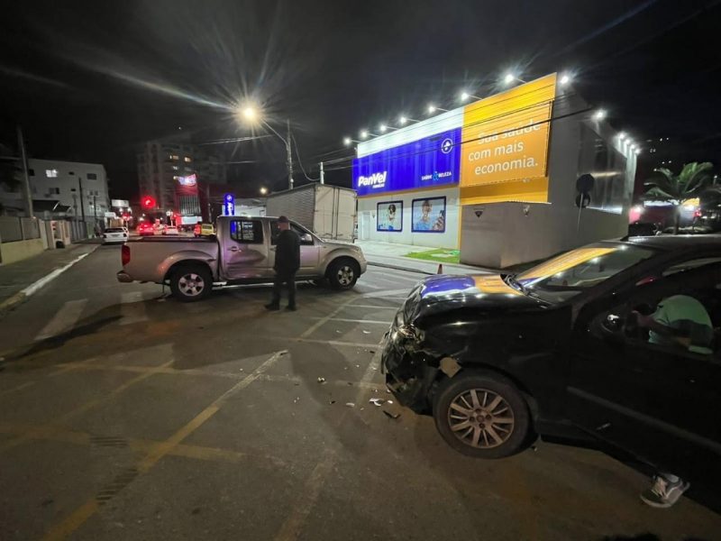 Acidente entre carro e caminhonete aconteceu em cruzamento de Itaja&iacute; – Foto: PM/Reprodu&ccedil;&atilde;o/ND