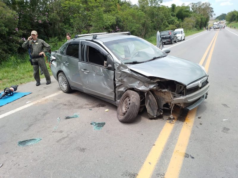 Motorista do ve&iacute;culo Siena teve ferimentos nas m&atilde;os – Foto: Corpo de Bombeiros Militar/Divulga&ccedil;&atilde;o