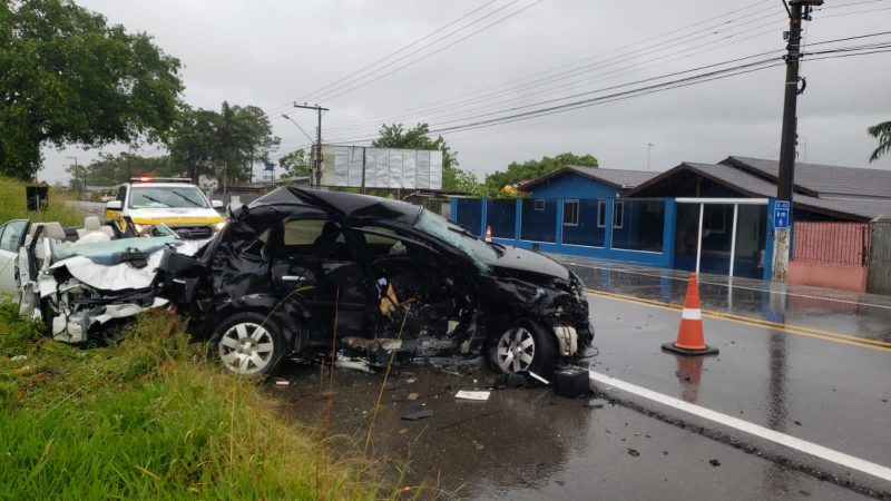 Passageira do Citro&euml;n morreu no local – Foto: Bombeiros Volunt&aacute;rios de Ilhota/Divulga&ccedil;&atilde;o/ND