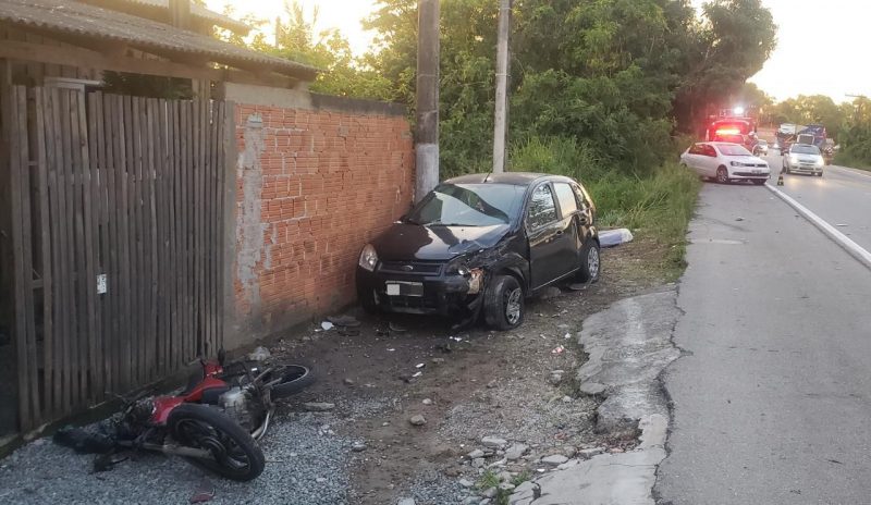 Carro e moto colidiram na rodovia Jorge Lacerda nesta segunda-feira (14) – Foto: Bombeiros Volunt&aacute;rios Ilhota/Divulga&ccedil;&atilde;o/ND