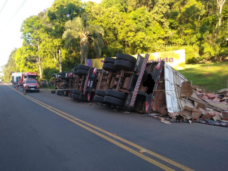 Carreta tombou sobre a rodovia – Foto: Divulga&ccedil;&atilde;o/ND
