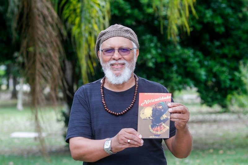 Poeta e m&uacute;sico Adir Pacheco j&aacute; tem 19 t&iacute;tulos publicados – Foto: Leo Munhoz/ND