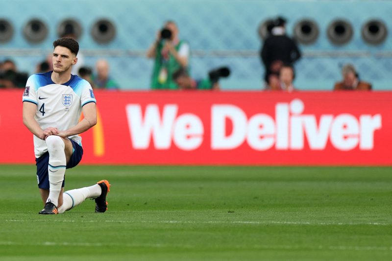 Meio-campista Declan Rice se ajoelha antes do pontapé inicial da estreia inglesa diante do Irã na Copa do Mundo do Catar 2022 &#8211; Foto: Adrian Dennis / AFP