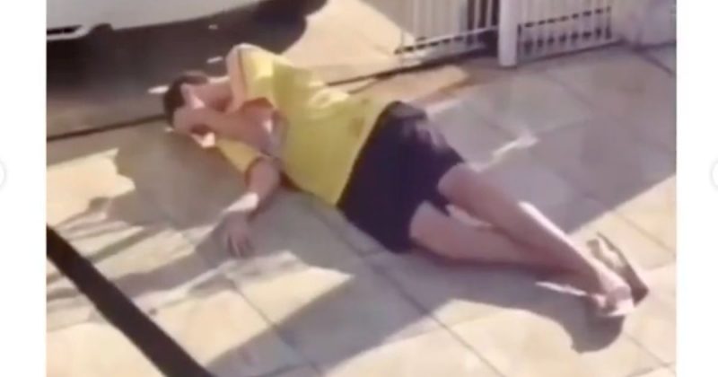 “Finalmente, a pose final ‘agindo naturalmente’, sem que ningu&eacute;m perceba” – Foto: Reprodu&ccedil;&atilde;o