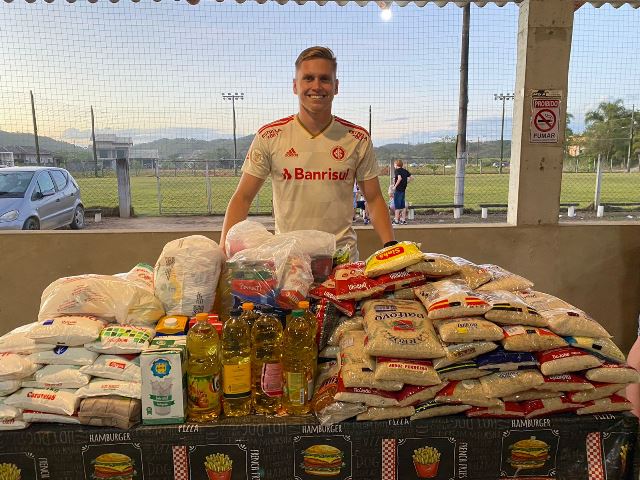 Jogador do Inter promoveu jogo beneficente em prol do Hospital de Gaspar – Foto: Divulga&ccedil;&atilde;o/Amanda Peixe/ND