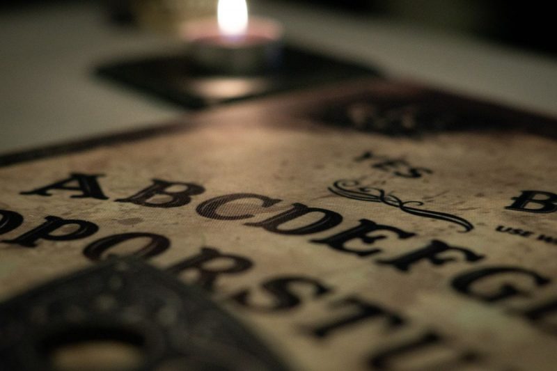 Tabuleiro Ouija possui letras, n&uacute;meros e outros sinais – Foto: Amy_Gillard/Pixabay