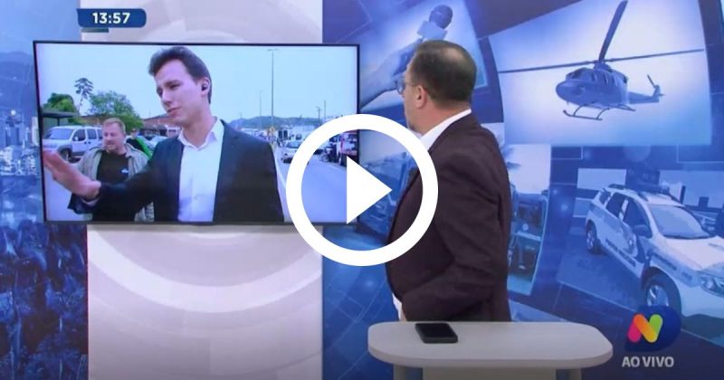 Rep&oacute;rter da NDTV &eacute; intimidado ao vivo por manifestantes em bloqueio na BR-470 – Foto: Divulga&ccedil;&atilde;o/NDTV&nbsp;