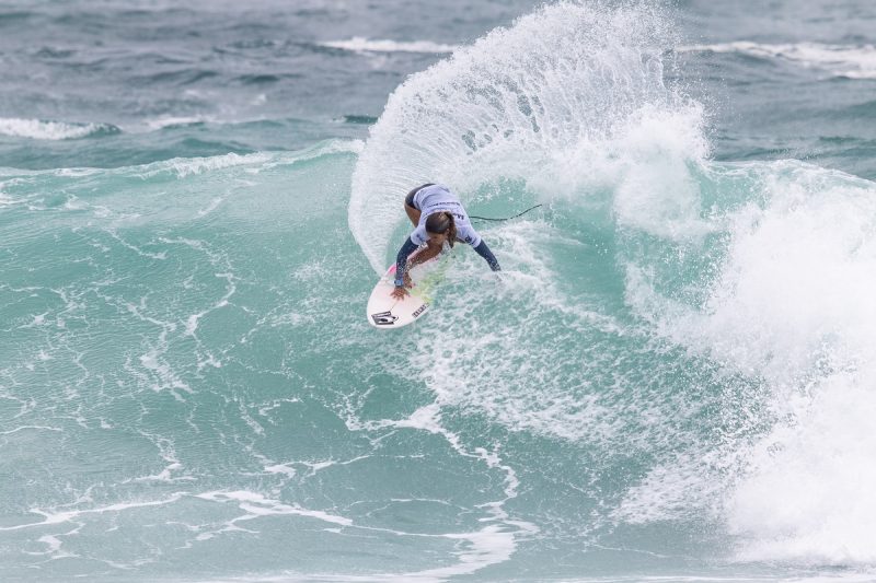 Anne dos Santos estreando com vit&oacute;ria no Corona Saquarema Pro na Praia de Ita&uacute;na – Foto: WSL / Daniel Smorigo