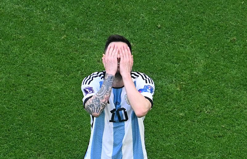 Craque argentino Lionel Messi lamenta primeira derrota na Copa do Catar para a Ar&aacute;bia Saudita nesta ter&ccedil;a (22) – Foto: Antonin Thuillier / AFP