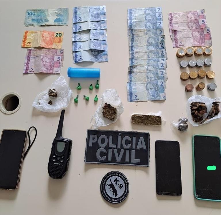 Material foi apreendido com suspeito de homic&iacute;dio e outras tr&ecirc;s pessoas localizadas na busca – Foto: Divulga&ccedil;&atilde;o/PSCS/ND