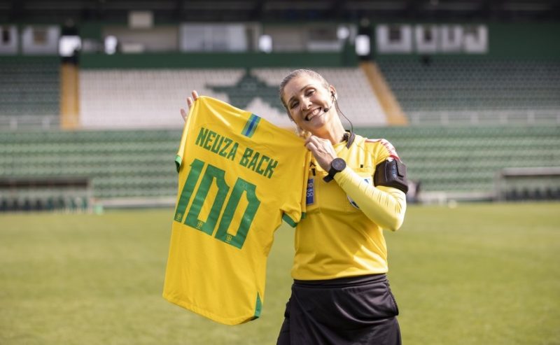 Árbitra catarinense Neuza Back