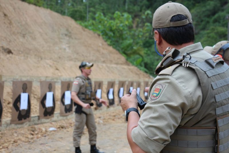 A orienta&ccedil;&atilde;o &eacute; realizada por policiais preparados. – Foto: Pol&iacute;cia Militar