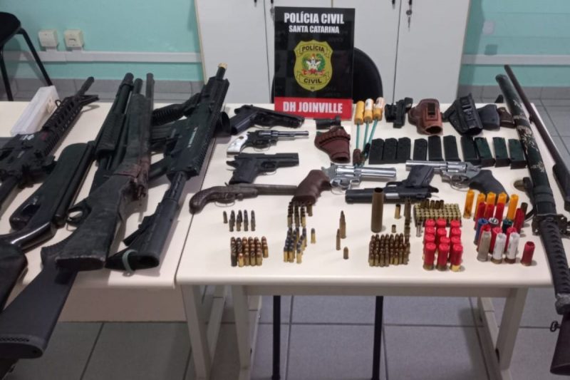 Armas e muni&ccedil;&otilde;es foram encontradas na casa do suspeito, em Penha – Foto: Pol&iacute;cia Civil/Divulga&ccedil;&atilde;o