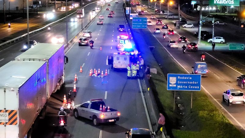 Atropelamento, que aconteceu a 80 metros da passarela, envolveu um caminh&atilde;o e um autom&oacute;vel – Foto: Divulga&ccedil;&atilde;o/ND