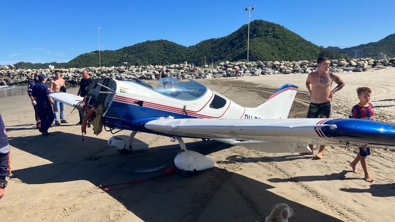 Avi&atilde;o monomotor caiu na praia nesta quinta-feira (17) – Foto: Corpo de Bombeiros Militar/Divulga&ccedil;&atilde;o/ND