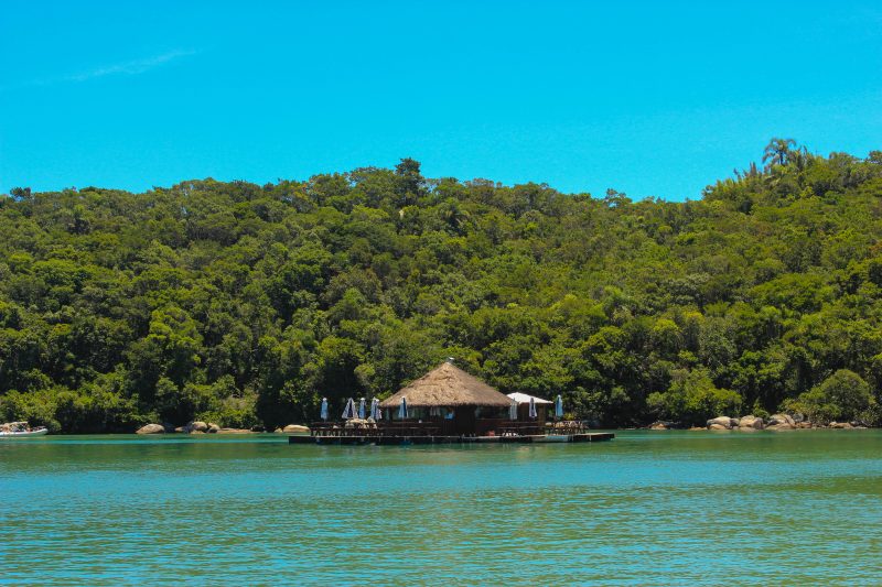 Baía do Caixa D’Aço, em Porto Belo – Foto: Fundação Municipal de Turismo de Porto Belo/Divulgação