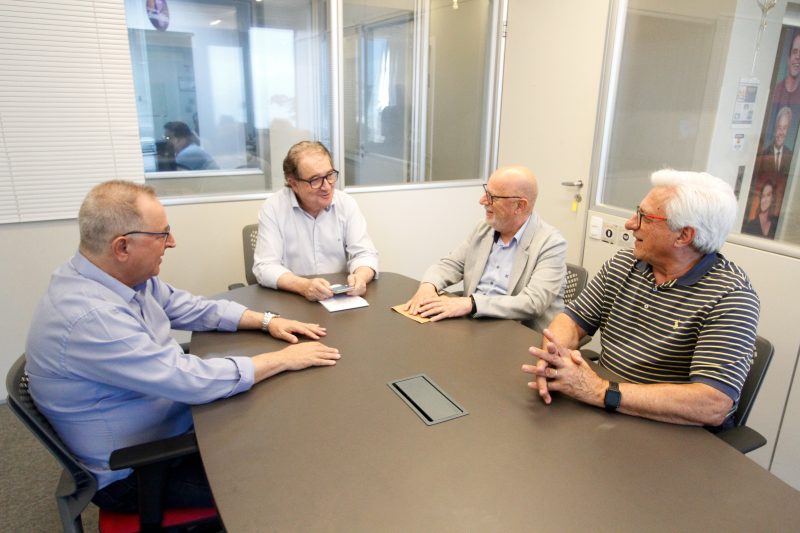 Diretores do Banco de Alimentos de SC reunidos com o diretor de Conte&uacute;do do Grupo ND, Lu&iacute;s Meneghim – Foto: Leo Munhoz/ND