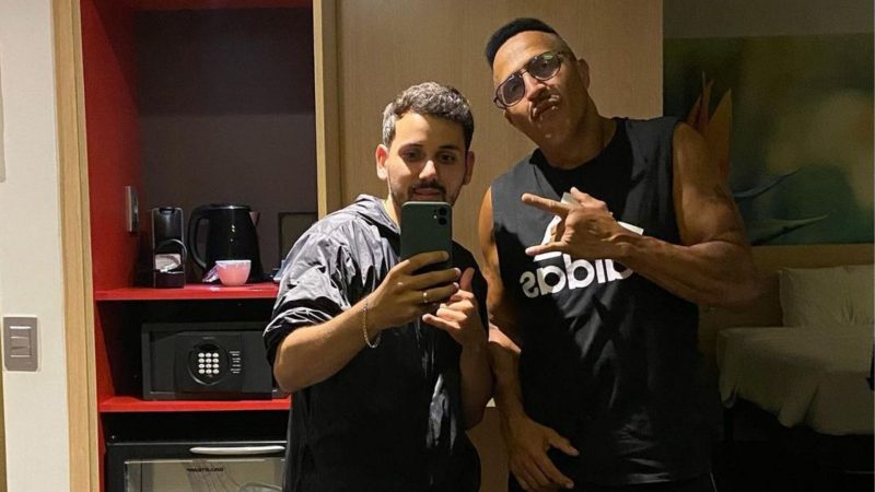 ‘Momento insano’: Barbeiro de Itaja&iacute; &eacute; chamado para cortar o cabelo de Mano Brown – Foto: Cleber Silveira/Reprodu&ccedil;&atilde;o/Internet/ND