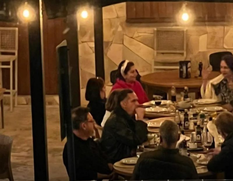 Barroso jantava com a fam&iacute;lia, quando manifestantes o reconheceram – Foto: Reprodu&ccedil;&atilde;o/Internet