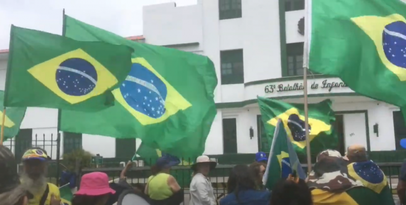 Manifesta&ccedil;&otilde;es em frente do Batalh&atilde;o da Infantaria, em Florian&oacute;polis, seguiu ao longo desta segunda-feira – Foto: @GM tutoriais e M&uacute;sicas/Reprodu&ccedil;&atilde;o/ND